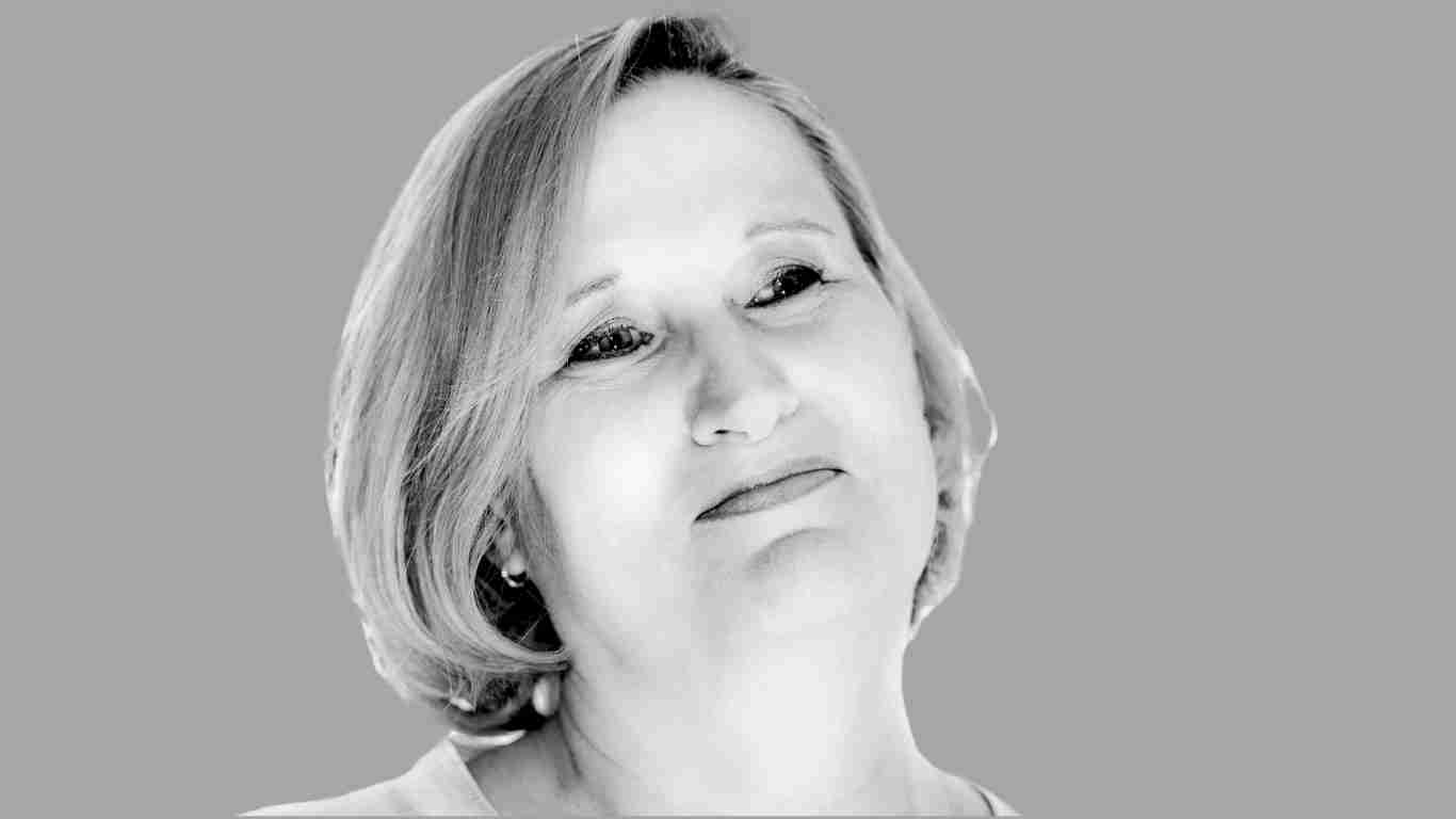 A woman pretending to cry and playing the victim