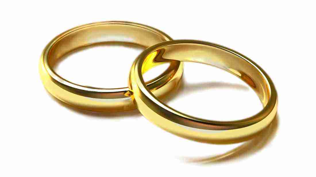 2 gold wedding rings