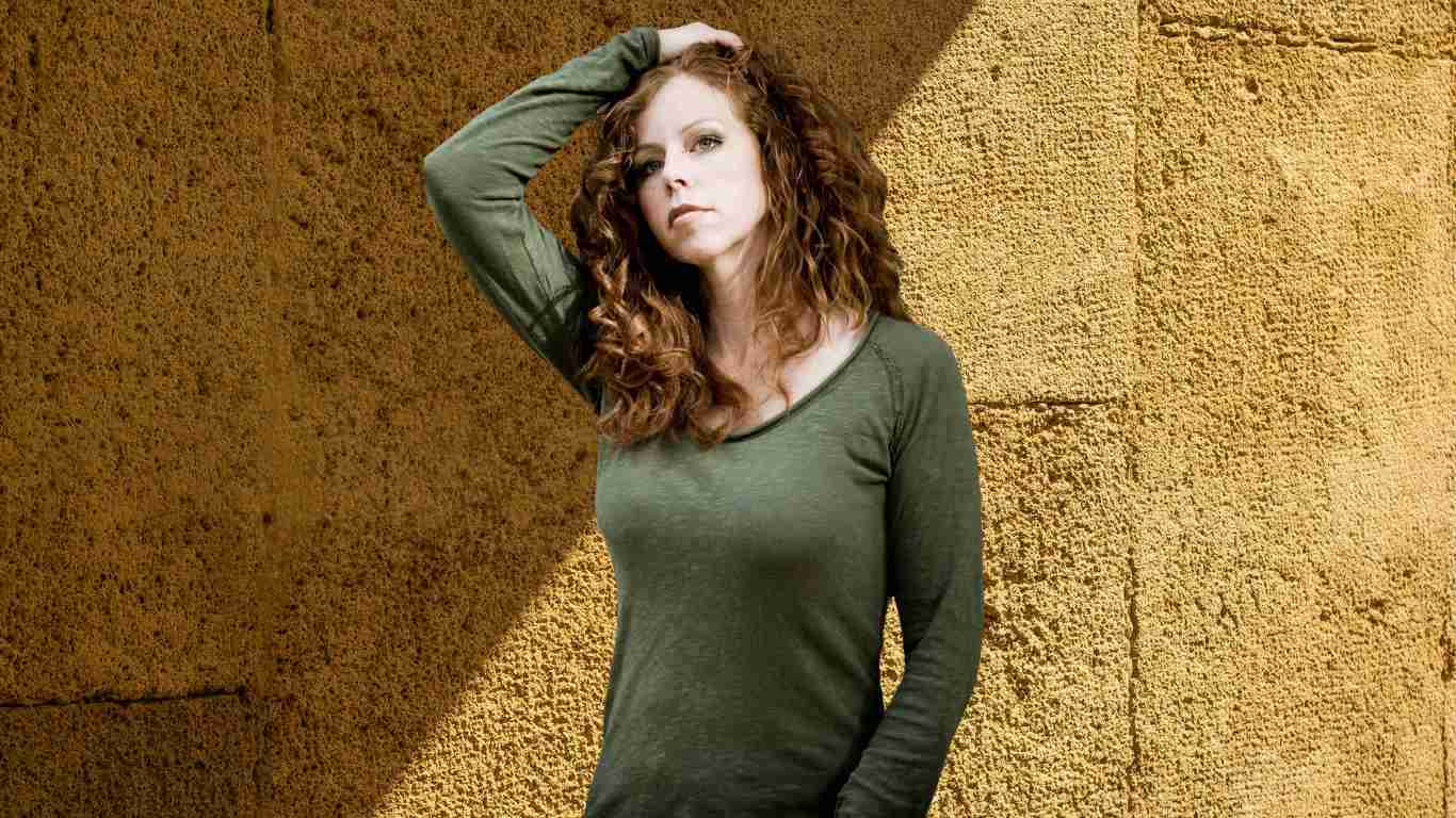 A manipulative narcissistic woman