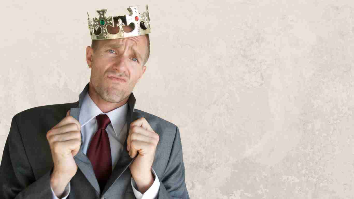 A narcissistic man wearing a crown