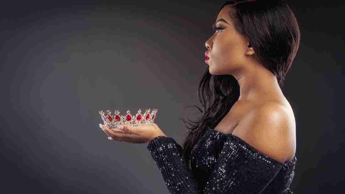 A woman carrying a crown, symbolizing narcissistic traits