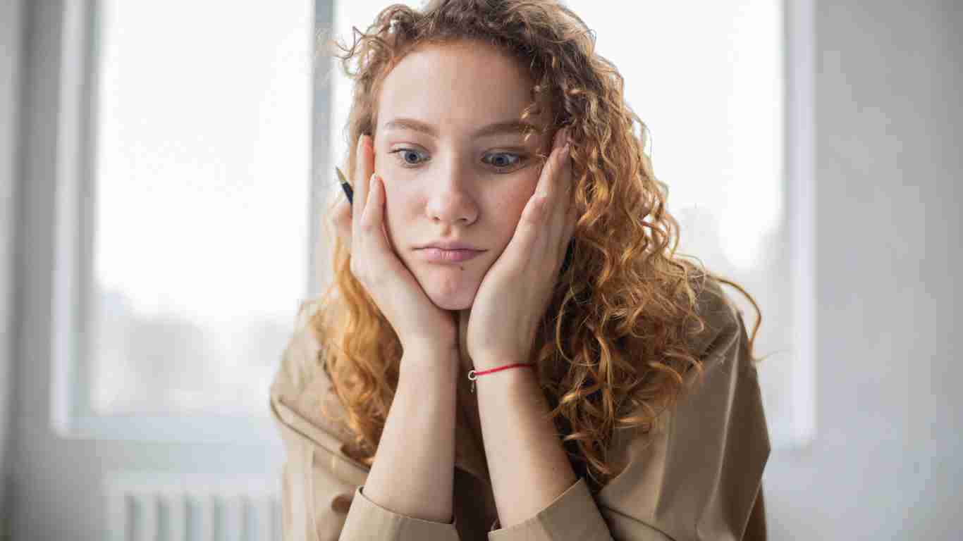 A young woman who is totally confused because she is the victim of gaslighting