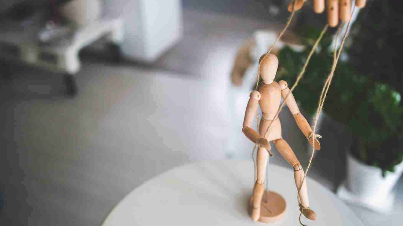 Manipulating a puppet on a string