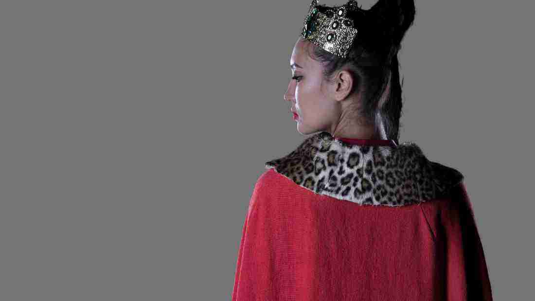 A narcissistic woman wearing a crown