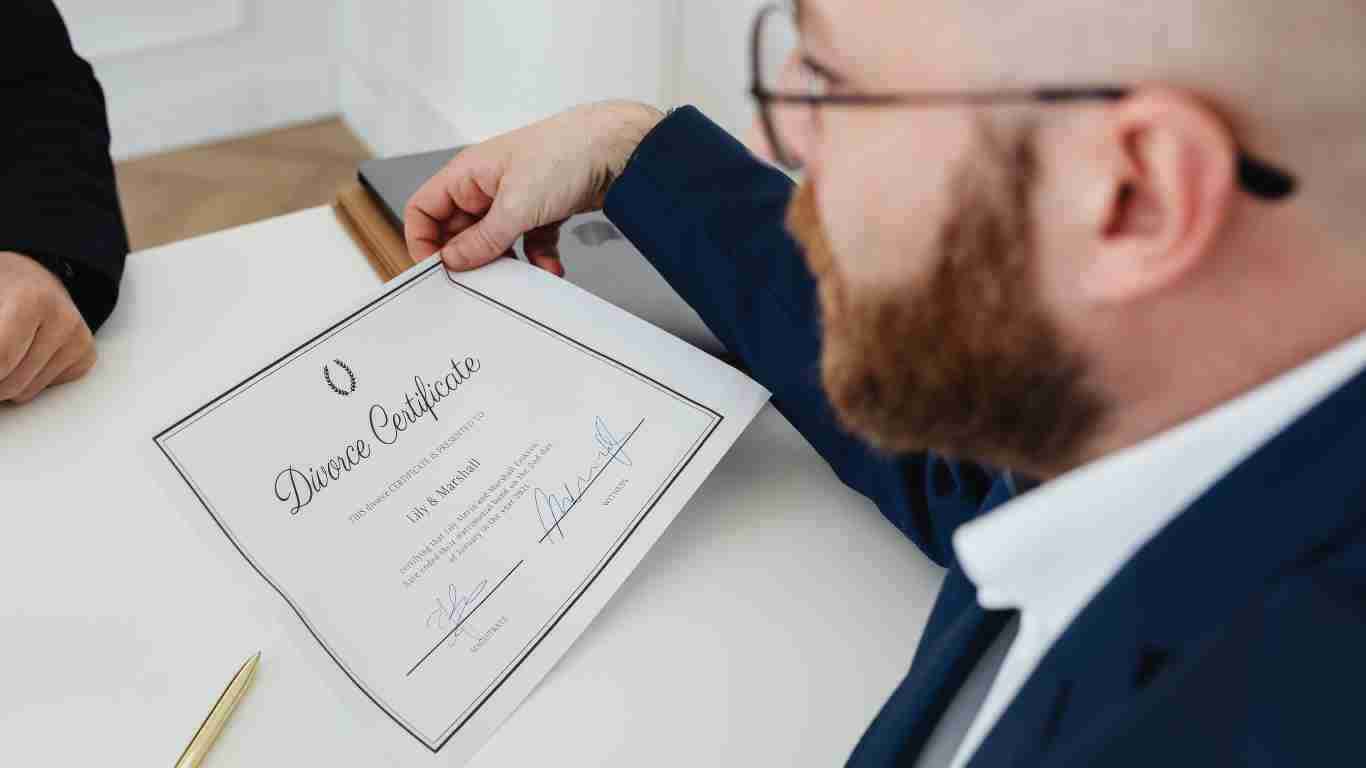 Signing the divorce agreement