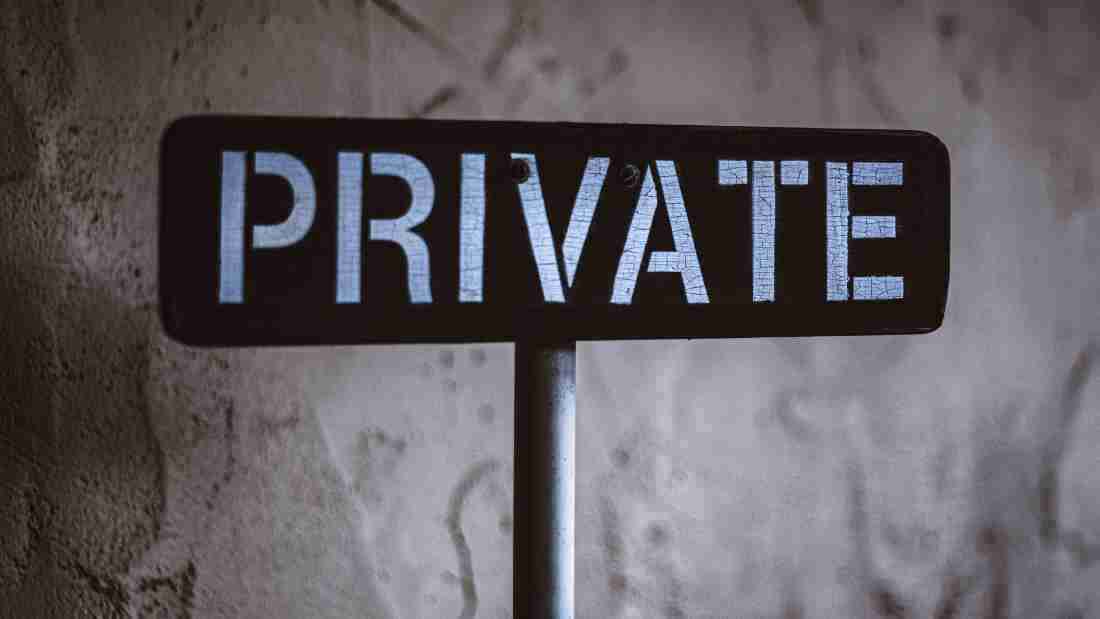 A sign that says PRIVATE