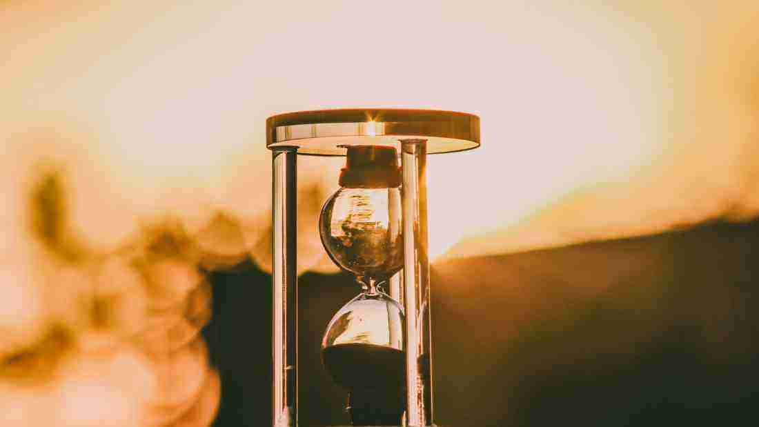 An hour glass with sand trickling down