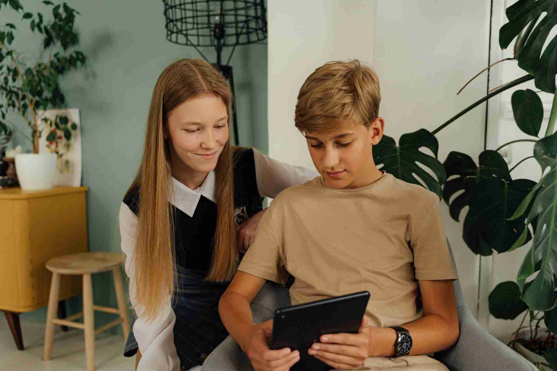 children with tablet